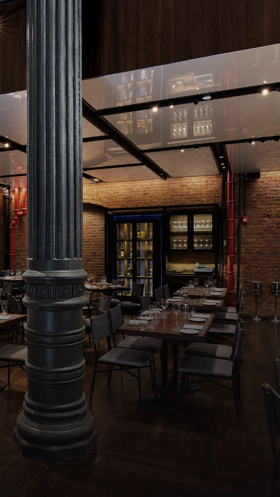 Restaurant avec plafond acoustique sombre