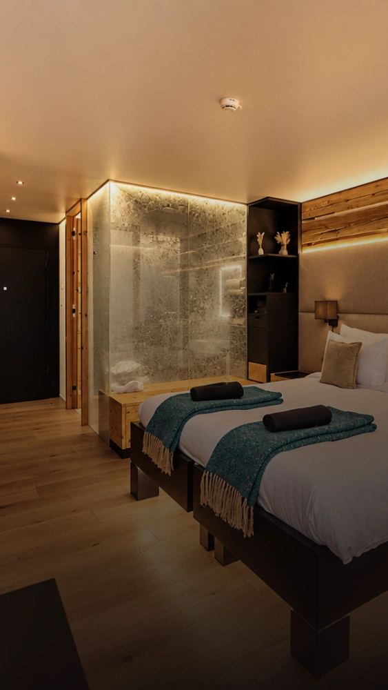 Chambre aux boiseries claires avec plafond climatisant intégré