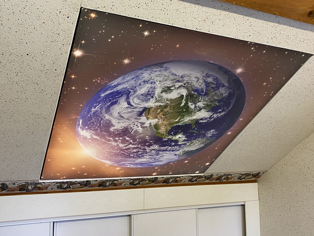 Plafond rétroéclairé pour chambre avec vue sur l’espace